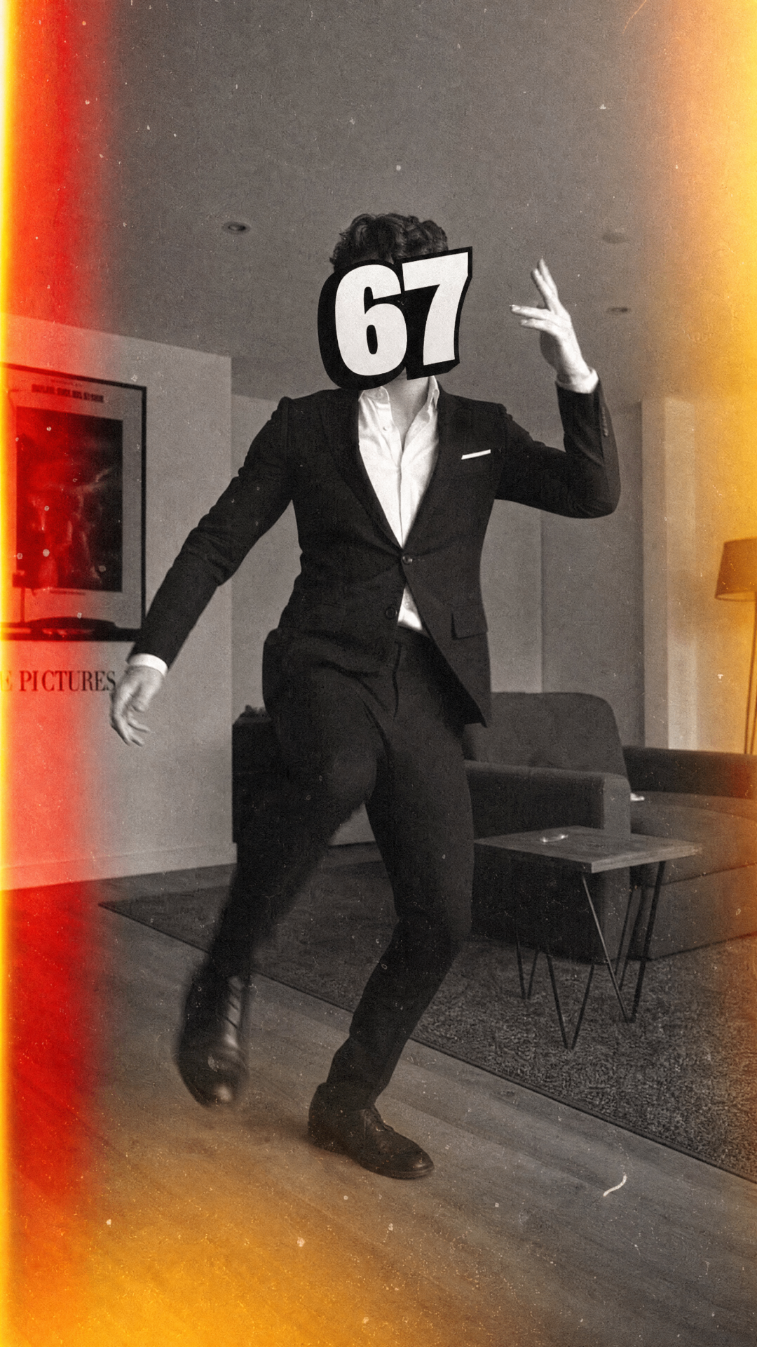 Persona in abito con il numero 67 sul volto